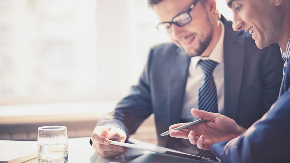 Consulenti che analizzano i consumi su un tablet